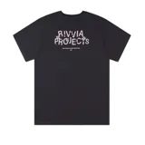 Remera negra de manga corta con estampado pequeño en el pecho.