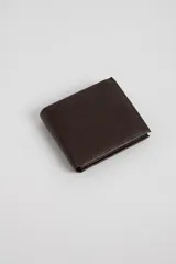Billetera de cuero marrón con costuras al tono.
