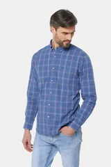 Camisa de cuadro azul en tejido 100% algodón con corte slim fit y mangas largas.