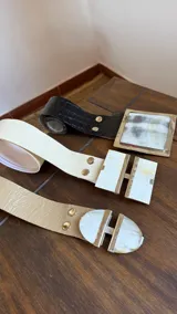 Cinto de ecocuero con hebilla redonda de alpaca y nácar.