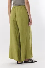 Pantalón marrón de lino con corte palazzo, cintura elastizada y cordón ajustable.