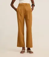 Pantalón de vestir color ocre, de corte recto, con cintura alta, bolsillos laterales y pinzas delanteras.