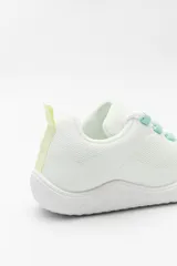 Zapatillas barefoot color celeste con interior amarillo y suela blanca.
