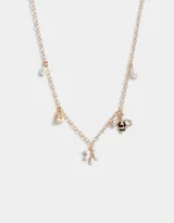 Collar corto dorado con dije de flor blanca, abeja esmaltada con strass, perlas y cristal amarillo.