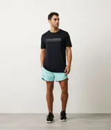 Bermuda deportiva celeste con detalles de recortes laterales con estampado de puntos.