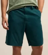 Bermuda masculina de sarga color rosado, con corte recto y bolsillos laterales.