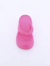 Sandalias tipo ojotas color fucsia, con plataforma y suela texturizada.