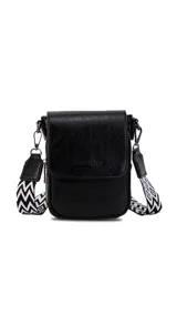 Bandolera negra de cuero sintético con solapa y cierre magnético. Tiene dos compartimentos internos con cierre y un bolsillo adicional. Incluye correa de galón ajustable y desmontable con diseño geométrico en blanco y negro.