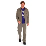 Chaqueta color verde oliva con cierre de botones a presión, dos bolsillos de parche en el pecho con logo de Caterpillar en uno de ellos y dos bolsillos laterales.