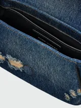 Bolso de hombro Marc Jacobs modelo The Rip and Repair Denim Clover, confeccionado en denim azul con detalles desgastados y apliques.