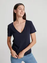 Remera gris de corte clásico, con cuello en V y mangas cortas.