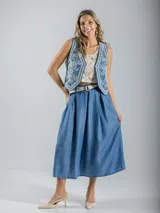 Chaleco italiano de inspiración folk, forrado y confeccionado en denim bordado con motivos florales.