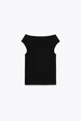 Top negro de punto liso con cuello barco y manga corta.