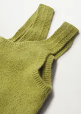 Top crop de punto color verde claro, de tejido grueso con diseño recto, cuello redondo y tirantes anchos.