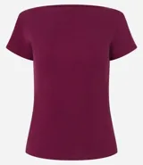 Blusa de rib color borgoña, con escote canoa y mangas cortas.