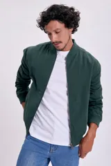 Campera bomber verde con cierre frontal y cuello, puños y cintura acanalados.