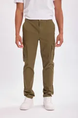 Pantalón cargo verde militar con bolsillos laterales y corte recto.