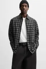 Camisa color crema de corte regular fit, confeccionada en tejido con viscosa. Tiene cuello solapa, manga larga con puños abotonados, bolsillo de parche en el pecho y cierre frontal con botones.