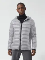 Campera con capucha rellena de plumas, color gris, con cierre frontal y diseño acolchado.