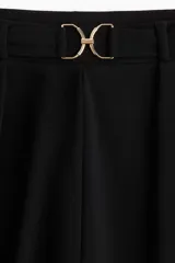 Pantalón sastre negro de punto crepé con pinzas, tiro alto, cintura elástica, cinturón decorativo con hebilla metálica y piernas amplias rectas.