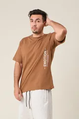 Remera negra de algodón con estampado frontal de la palabra "Emotion" en color blanco.