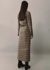 Falda midi de tiro medio con diseño de cuadros y abertura frontal.