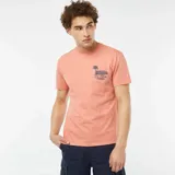 Remera color salmón de manga corta con cuello redondo y estampado pequeño en el pecho con una palmera y texto en azul.