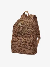 Mochila Farm Rio con estampado animal print de leopardo en tonos marrones. Cuenta con dos compartimentos con cierre de cremallera, uno principal amplio y otro frontal más pequeño, además de un bolsillo interno. Las correas son ajustables.