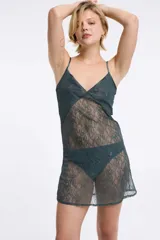 Camisón corto de encaje color burdeos con breteles finos.