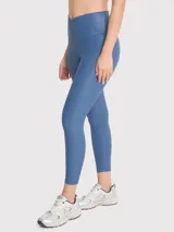 Calza deportiva negra con tela brillante, tiro alto y cintura en forma de "V" con silicona interior.