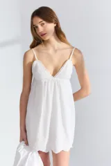 Camisón corto blanco de algodón con breteles finos y escote en V.