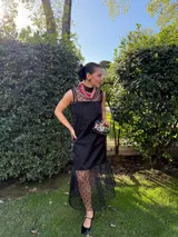 Vestido largo y amplio con cuello alto y mangas cortas abullonadas. Diseño a rayas verticales en tonos dorado y gris. Incluye viso liso al tono.