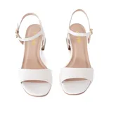 Sandalias blancas de cuero con taco bloque de 5 cm y tira delgada con hebilla al tobillo.