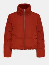 Campera puffer corta color ladrillo, con cuello alto, cierre de cremallera y hombros caídos.