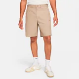 Short color crema de corte chino, con logo de la marca bordado en el muslo.