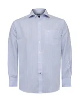 Camisa de vestir a rayas verticales celestes y blancas, de corte regular, con cuello italiano, manga larga y bolsillo en el pecho con logo bordado.