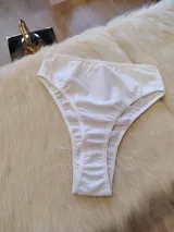 Bombacha de lycra blanca tipo tanga.