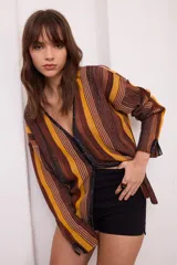 Saco tejido con lurex a rayas verticales en tonos marrón, blanco y borgoña, con escote en V y botones en la parte delantera.