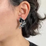 Pendiente en forma de conejo con diseño artístico, simbolizando ternura y vulnerabilidad.