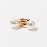 Aros tipo argolla dorados con dije colgante de perla blanca.