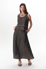 Musculosa azul con estampado a cuadros blancos, de lino.