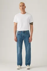 Pantalón de jean celeste de corte recto, con bolsillos delanteros y traseros.