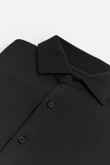 Camisa azul marino slim fit de manga larga con cuello italiano abierto y cierre frontal con botones.