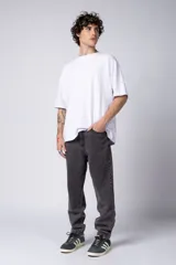 Pantalón de jean gris con efecto lavado, corte mom fit, tiro alto y pierna recta.