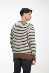 Sweater de punto a rayas horizontales en tonos azul y celeste, con cuello, puños y bajo en color bordó.