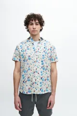 Camisa de manga corta, confeccionada en 100% algodón, con bolsillo en el pecho y botones personalizados.