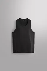 Musculosa negra de algodón, corte recto, cuello redondo amplio y sisa ancha.