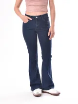 Pantalón de jean Oxford color azul oscuro, de tiro alto y corte ajustado en la cadera que se ensancha desde la rodilla hasta el ruedo.