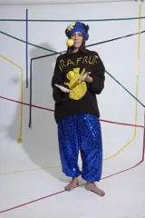 Sweater tejido a crochet a mano 100% en lana, de calce holgado con cuello a la base y puños. Diseño con dibujo de piña y texto 'Ira Fruta'.