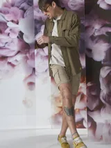 Bermuda de gabardina color marrón con múltiples bolsillos tipo cargo.